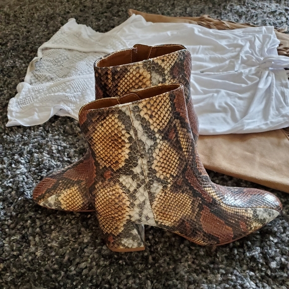 NWOT Chinese Laundry Snakeskin Print Booties 6.5 - Picture 4 of 7